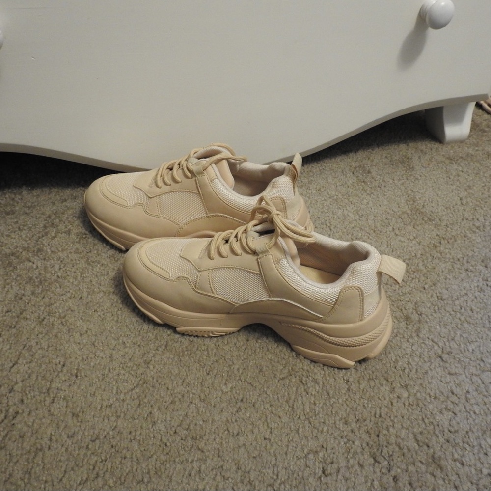 Light Pink Bellini Sneaker. Size 6.5. Never worn.
